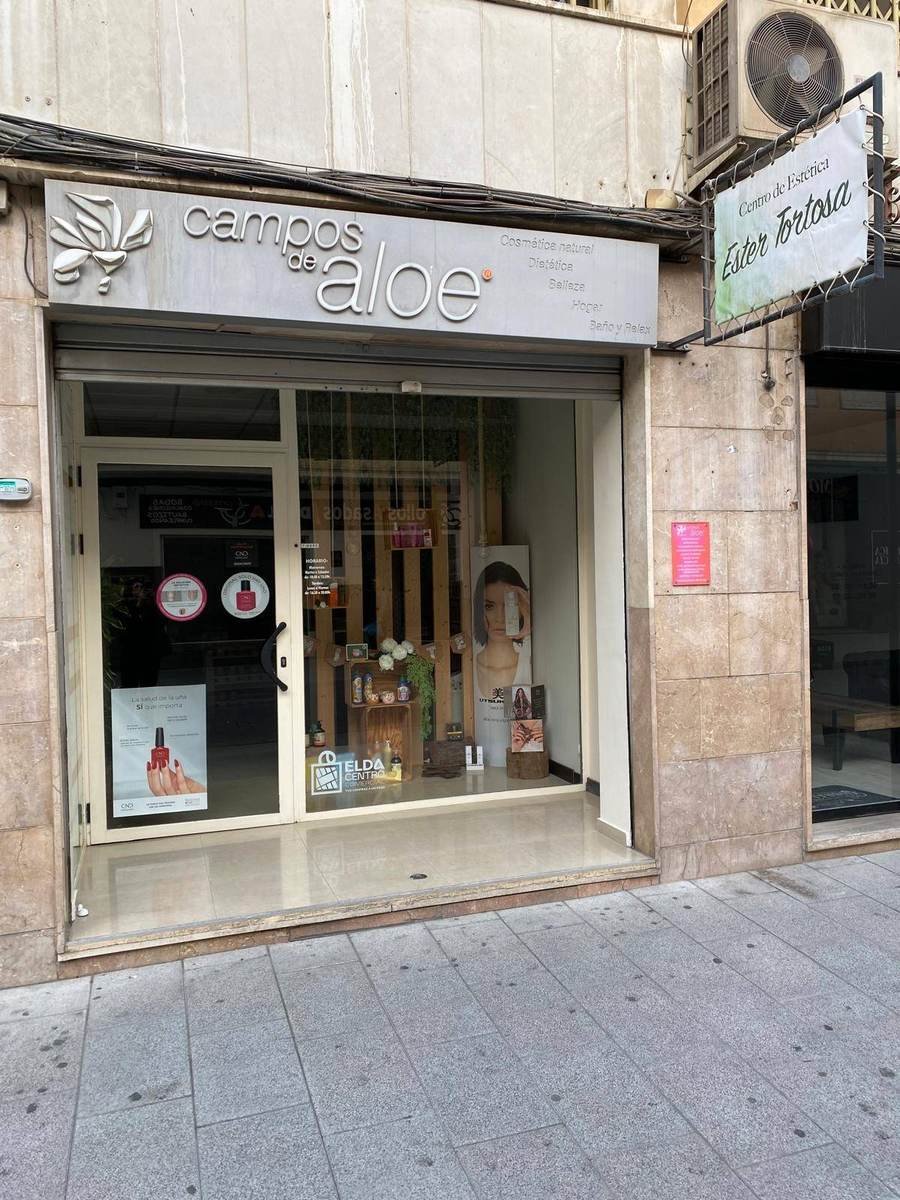 Fachada del centro, dentro de la tienda Campos de Aloe, calle Antonino Vera 22, Elda